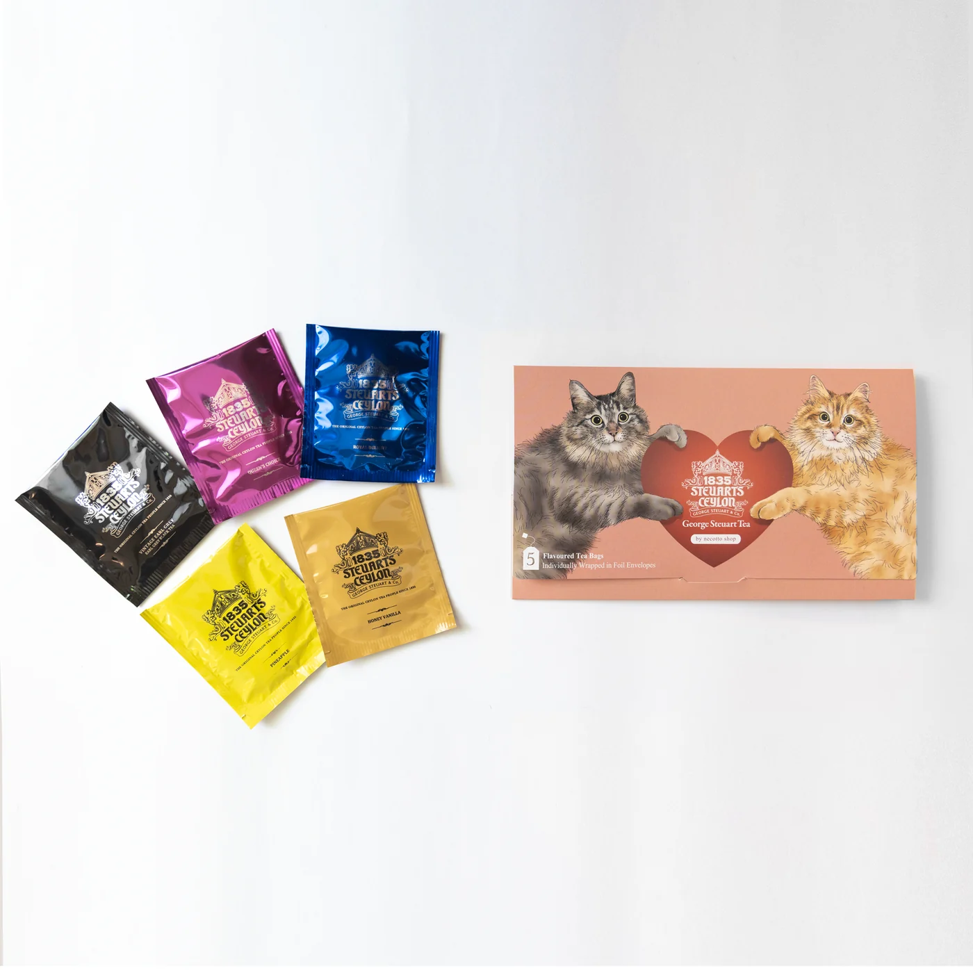 猫のイラスト入り封筒と、カラフルな5種類の紅茶ティーバッグ